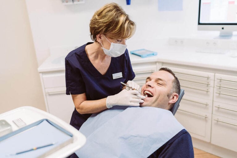 Kontrolle beim Zahnarzt in Wels