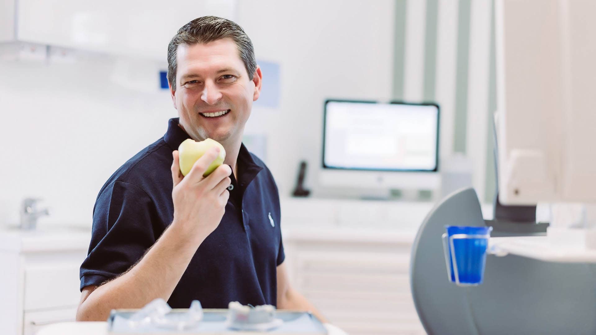 Dr. Franz Atzlinger beißt in den Apfel